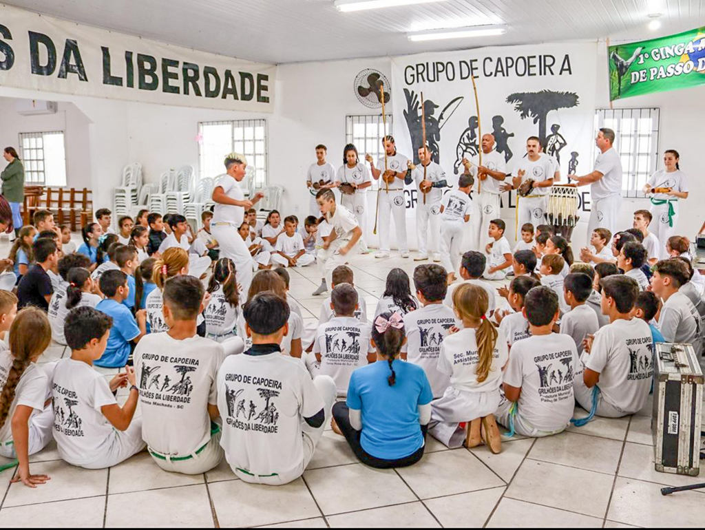 OFICINA DE CAPOEIRA ESTÁ SENDO MINISTRADA  PELO GRUPO GRILHÕES DA LIBERDADE EM SÃO JOÃO DO SUL