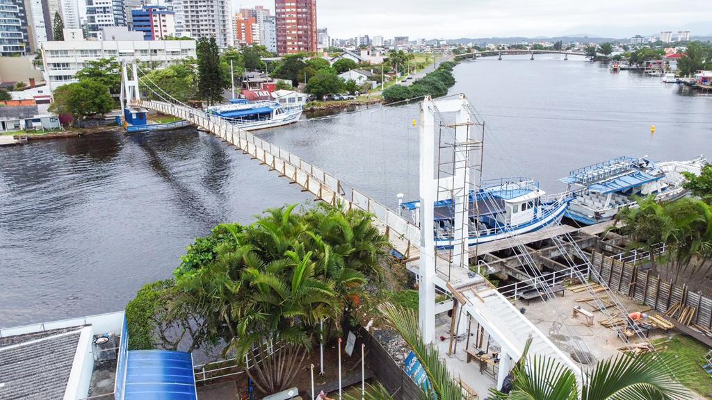 PONTE PÊNSIL QUE ESTÁ NA FASE FINAL DA OBRA  FICARÁ QUASE DOIS METROS MAIS ALTA