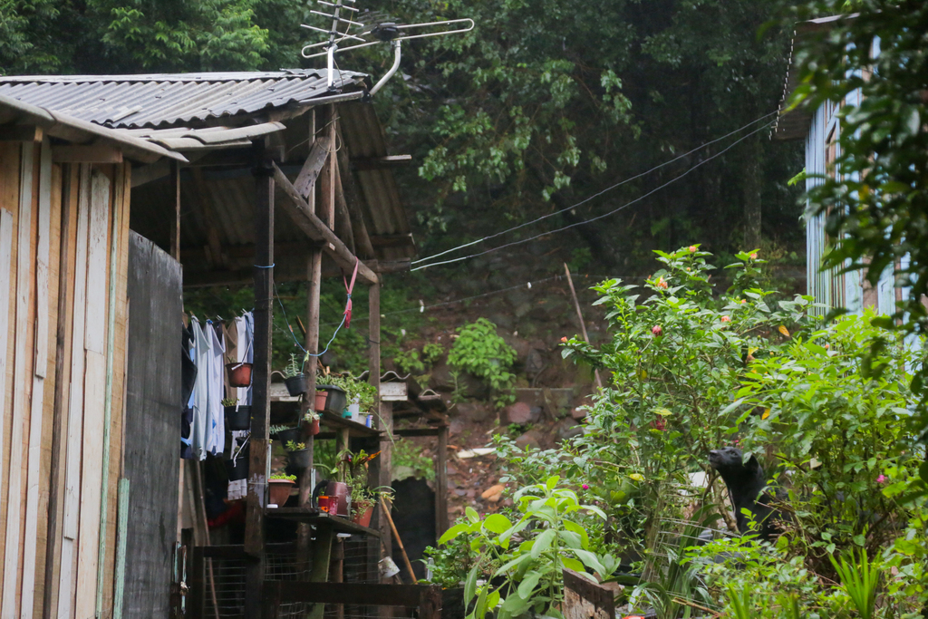 Com risco de deslizamentos, 50 famílias são evacuadas da Vila Churupa