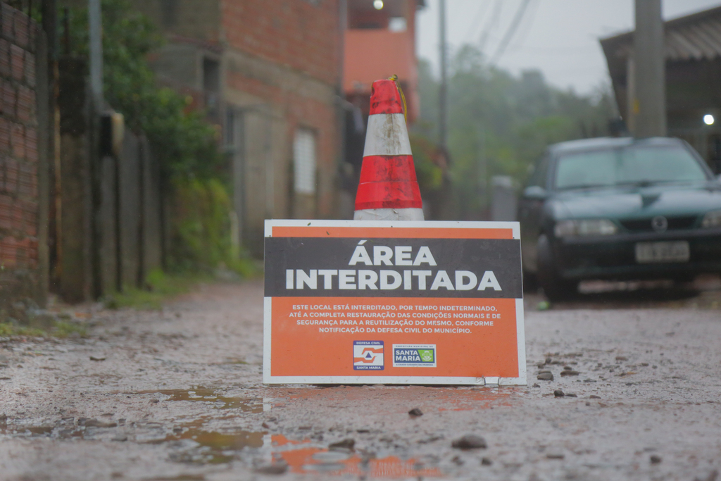 Com risco de deslizamentos, 50 famílias são evacuadas da Vila Churupa