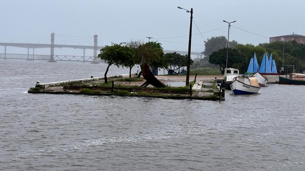 Volmer Perez - DP - Regiões próximas ao canal São Gonçalo começam a sentir o aumento do nível das águas