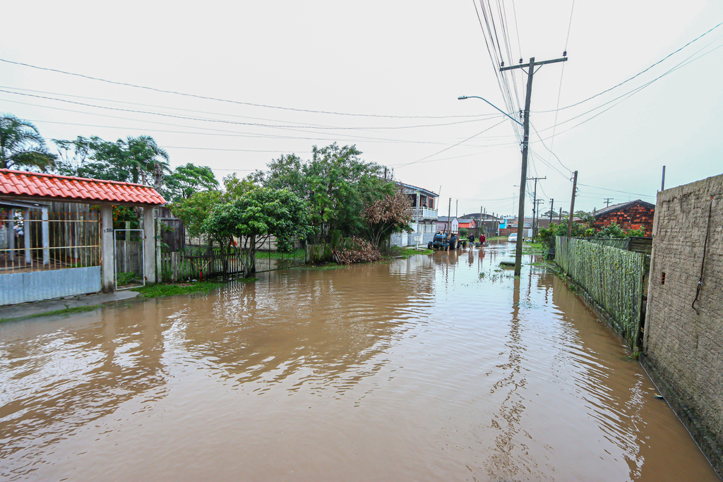 Moradores de zonas alagadas da Z3 e do Pontal da Barra deixam suas casas