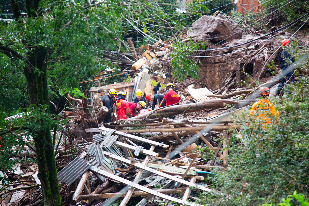 título imagem Rio Grande do Sul chega a 75 mortes por conta das enchentes; 103 pessoas estão desaparecidas