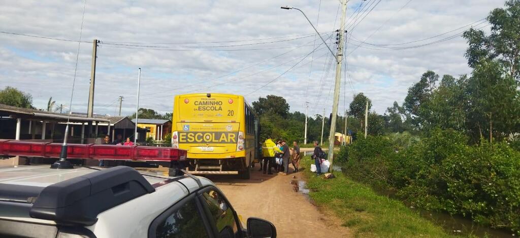 Divulgação - Prefeitura RG - DP - Ônibus escolar cedido pela secretaria de Educação faz o transporte das famílias