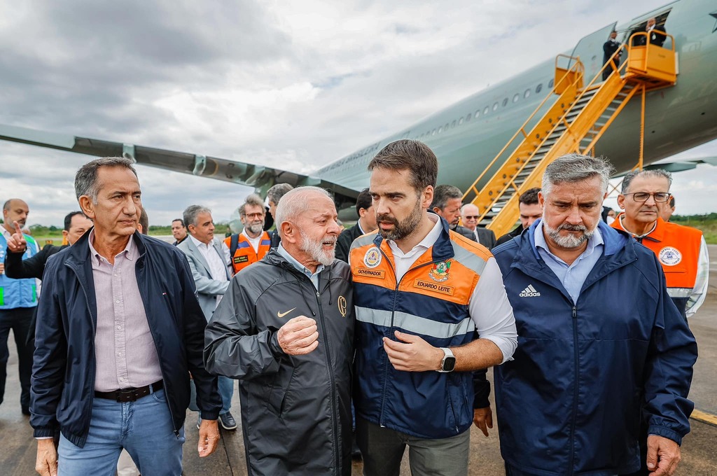 título imagem Lula participa de nova comitiva no Rio Grande do Sul; cenário do Estado é comparado com o de guerra por representantes