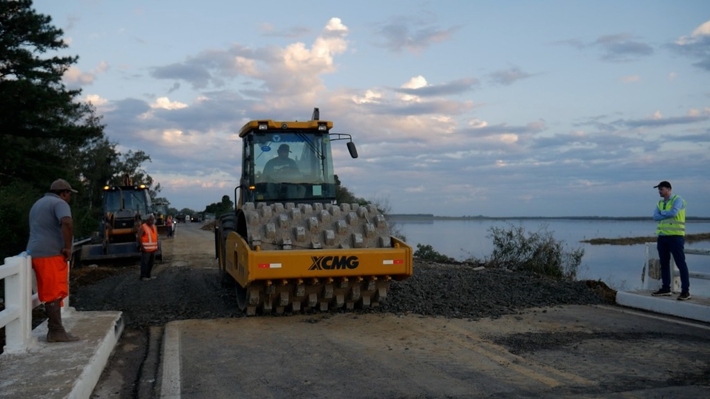 Dnit/Divulgação - Trecho é liberado sem asfalto na cabeceira da ponte da Várzea do Vacacaí, no Passo do Verde, em sistema de Pare e Siga