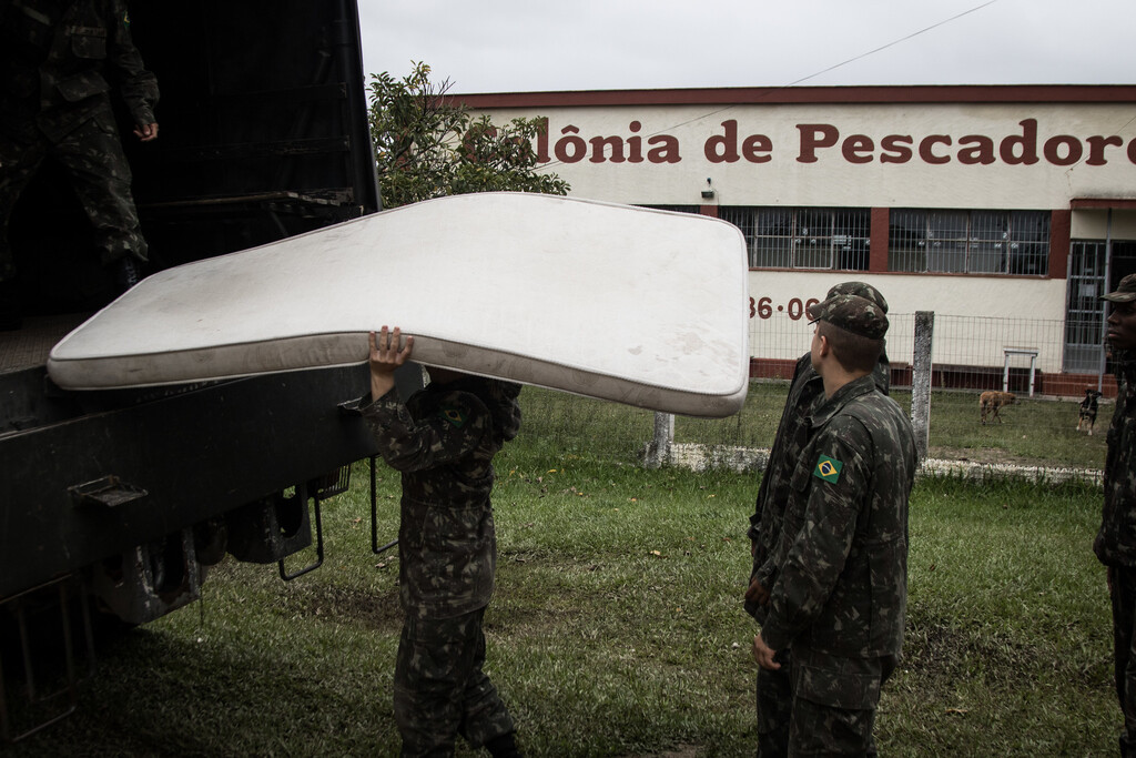 Michel Corvello - Ascom - DP - Abrigo na Colônia Z-3, em Pelotas, recebe doações