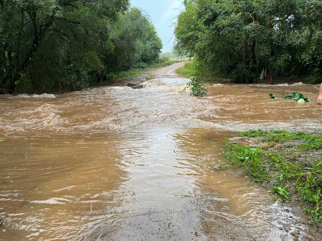 título imagem Bombeiros seguem buscas a desaparecido em Pinhal Grande devido à chuvarada