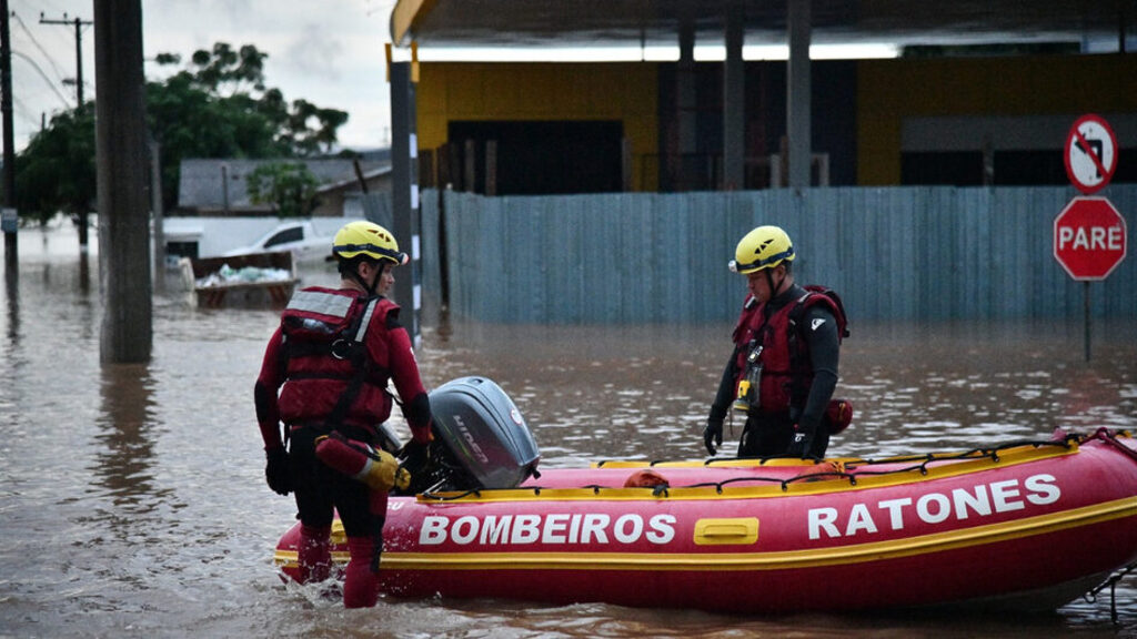 SC envia mais reforços para atuar nos resgates às vítimas da chuva histórica no RS