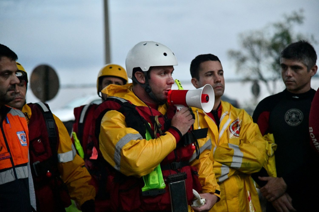 (Imagens divulgação) - Bombeiros de SC resgatam 2.071 pessoas no RS e 284 animais com vida