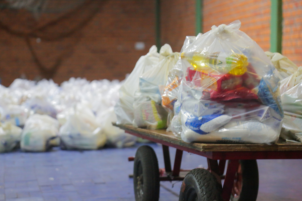título imagem Afetados pelas enchentes podem retirar roupas e cestas básicas nos Cras de Santa Maria