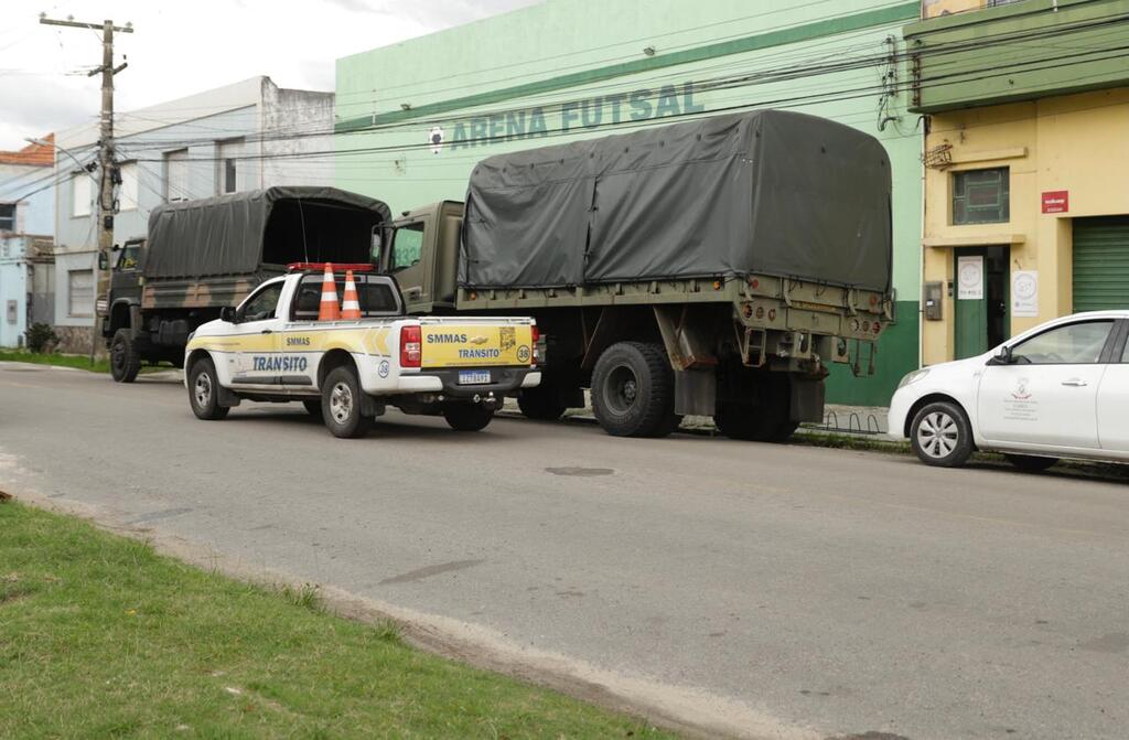RG: Defesa Civil, Marinha e Exército organizam acesso de caminhões às ilhas para retirar moradores
