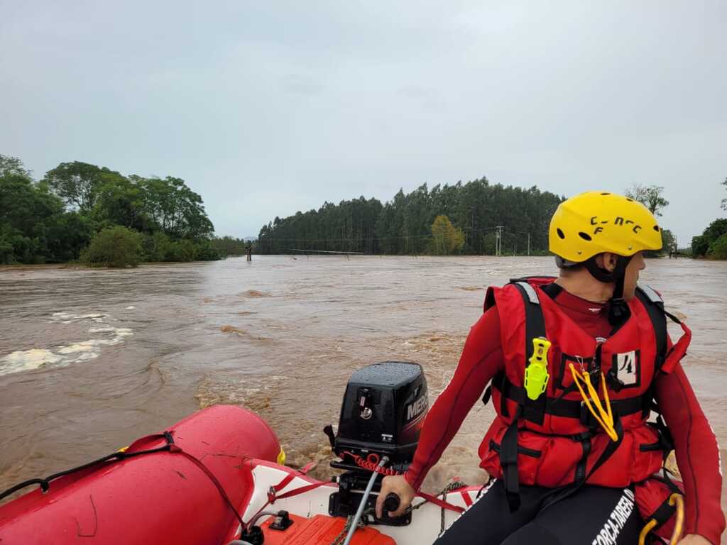 Equipes de SC ajudam no resgate no Rio Grande Sul