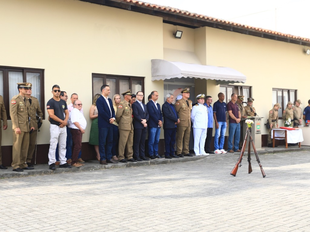 Polícia Militar entrega título de Amigo da Polícia Militar ao prefeito de São Francisco do Sul