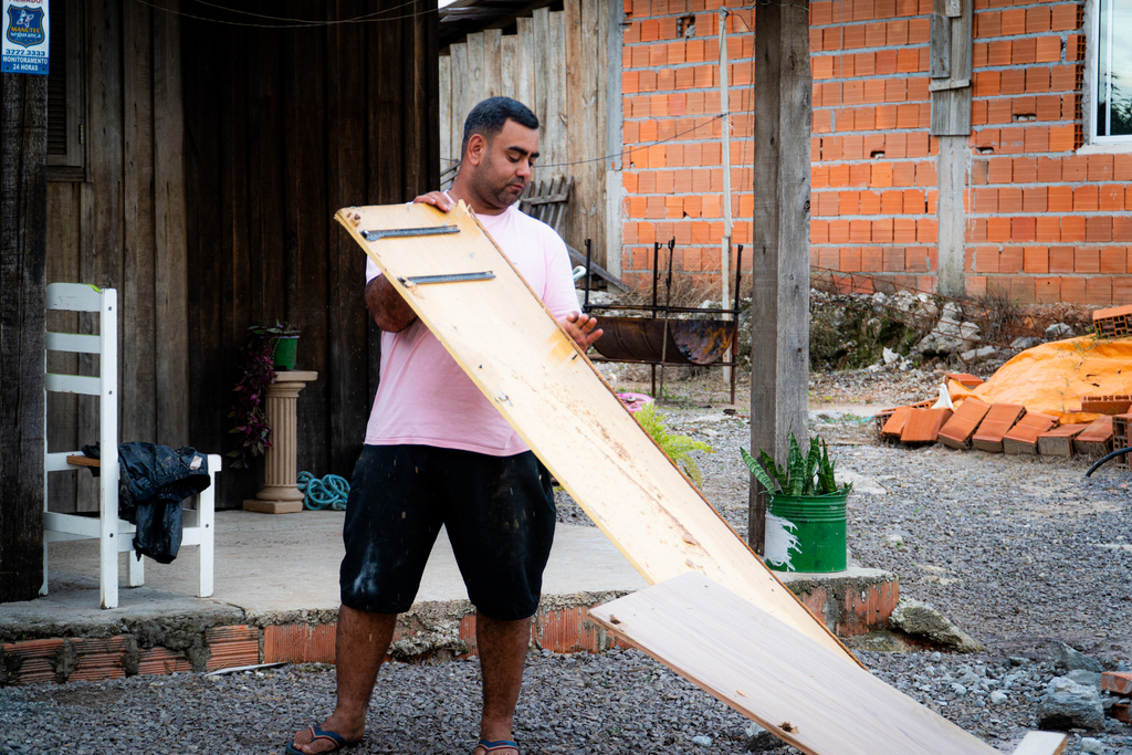 Com trégua na chuva, moradores do Passo das Tropas reconstroem o que restou das casas