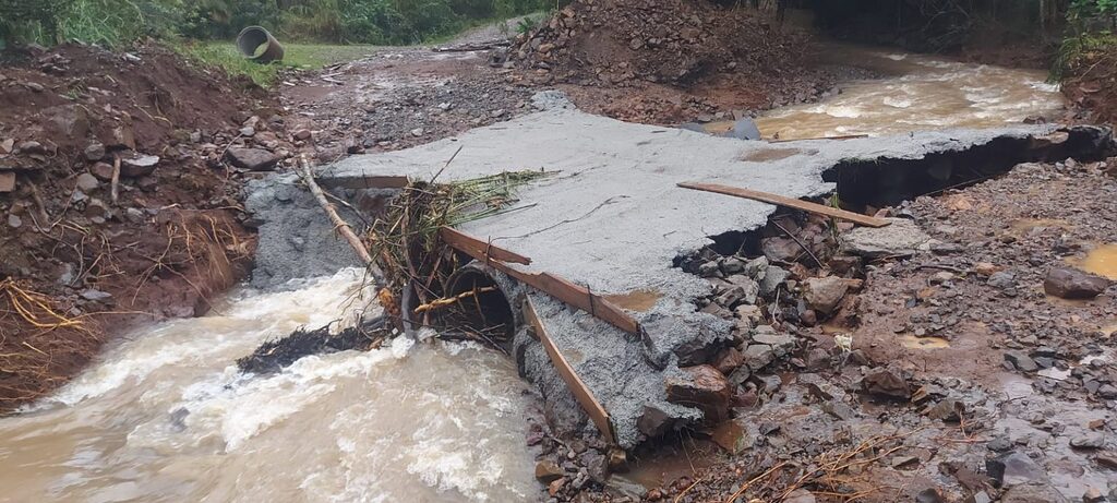 Fortes chuvas causaram enormes prejuízos no município de Ouro