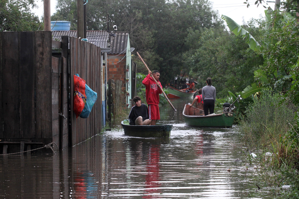 Água começa a inundar casas em áreas próximas ao Canal São Gonçalo
