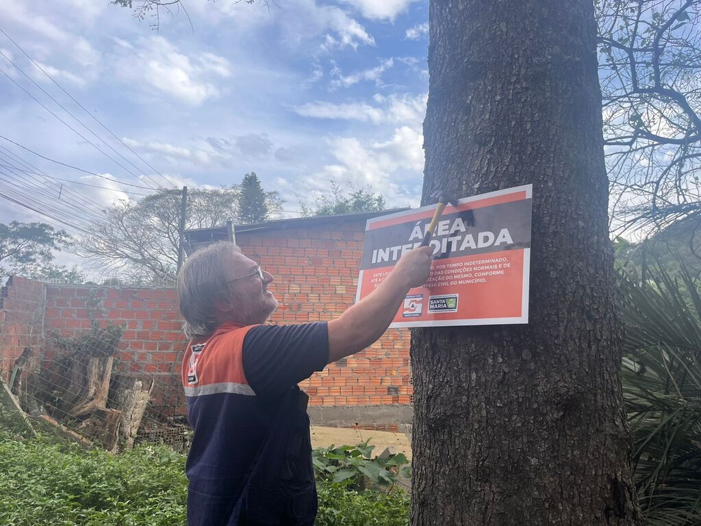título imagem Defesa Civil retorna à Rua Canário com termo de ciência de interdição do local, mas moradores se recusam a assinar o documento