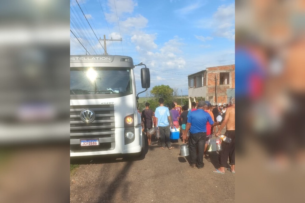Caminhões-pipa têm garantido o abastecimento de água em comunidades sem reservatório em Santa Maria