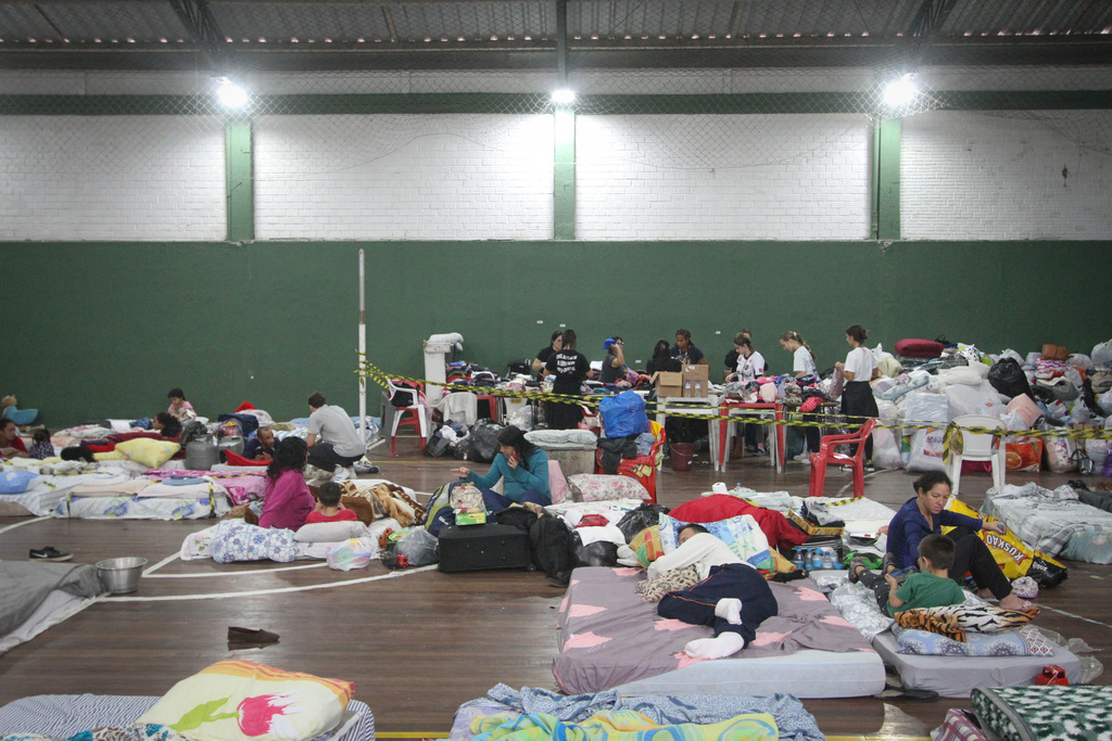 Foto: Jô Folha - DP - Delas, 139 estão no abrigo da AABB, 148 no da Z3, 60 no da escola Edmar Fetter (Laranjal) e 118 no ginásio da Esef/UFPel