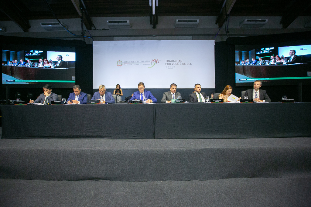 FOTO: Rodolfo Espínola/Agência AL - Membros da Comissão de Constituição e Justiça (CCJ) da Alesc, reunidos nesta terça-feira (7) em Blumenau