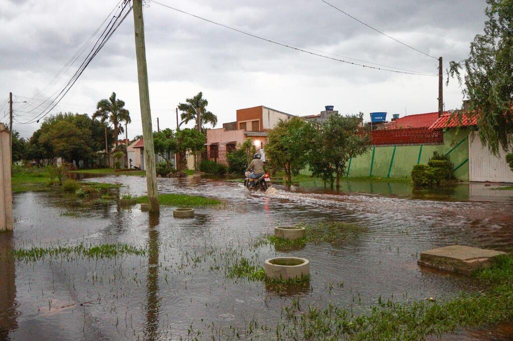 Foto: Volmer Perez - DP - No Laranjal, água atinge casas na rua Nova Prata