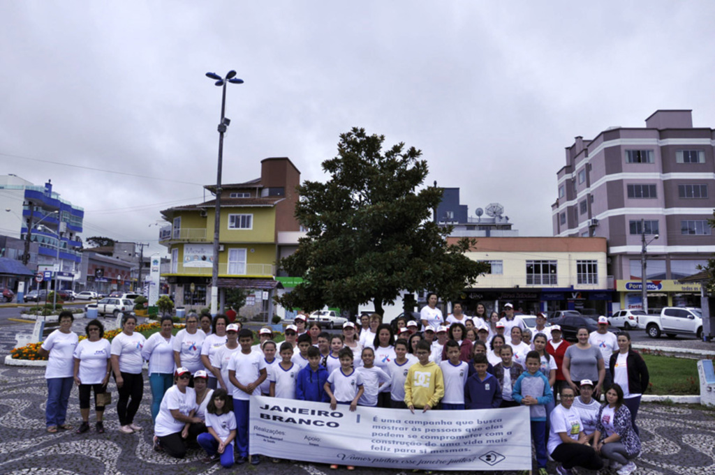 Caminhada em prol dos cuidados com a saúde mental reuniu cerca de 70 pessoas