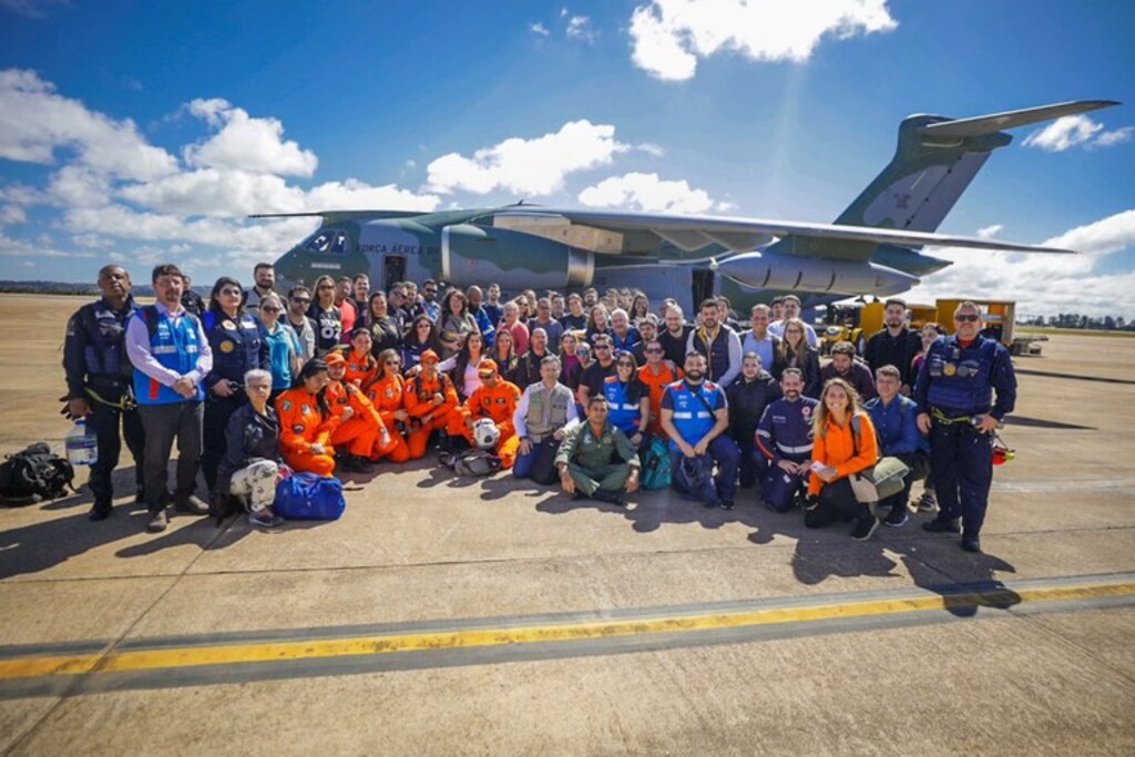 Foto: Lucas Leffa / Secom / PR - Reforço com 44 integrantes da Força Nacional do SUS embarcou hoje de Brasília para Canoas.