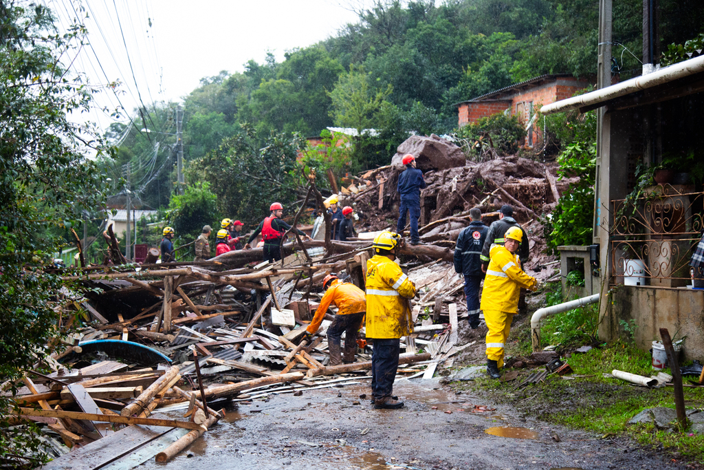 título imagem Mais de 60 bombeiros da região de Santa Maria irão ajudar nos resgates no Vale do Taquari e no Vale do Sinos