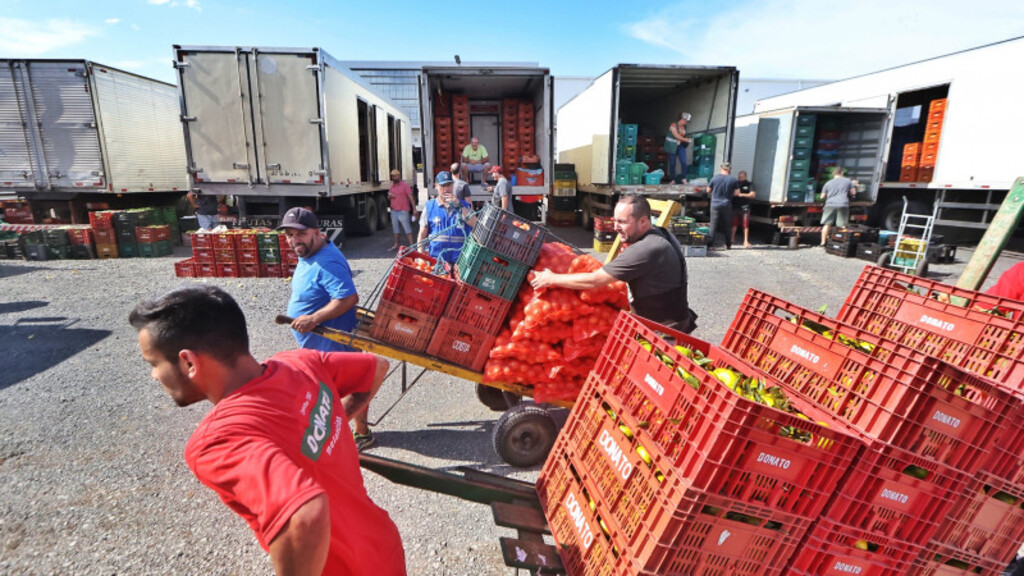 RS: REATIVAÇÃO DA CEASA ANIMA PRODUTORES E AJUDA A NORMALIZAR ABASTECIMENTO DE ALIMENTOS