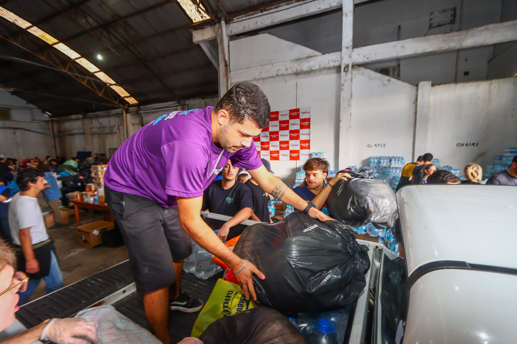 Foto: Volmer Perez - DP - Doações continuam chegando aos montes em locais que recebem donativos