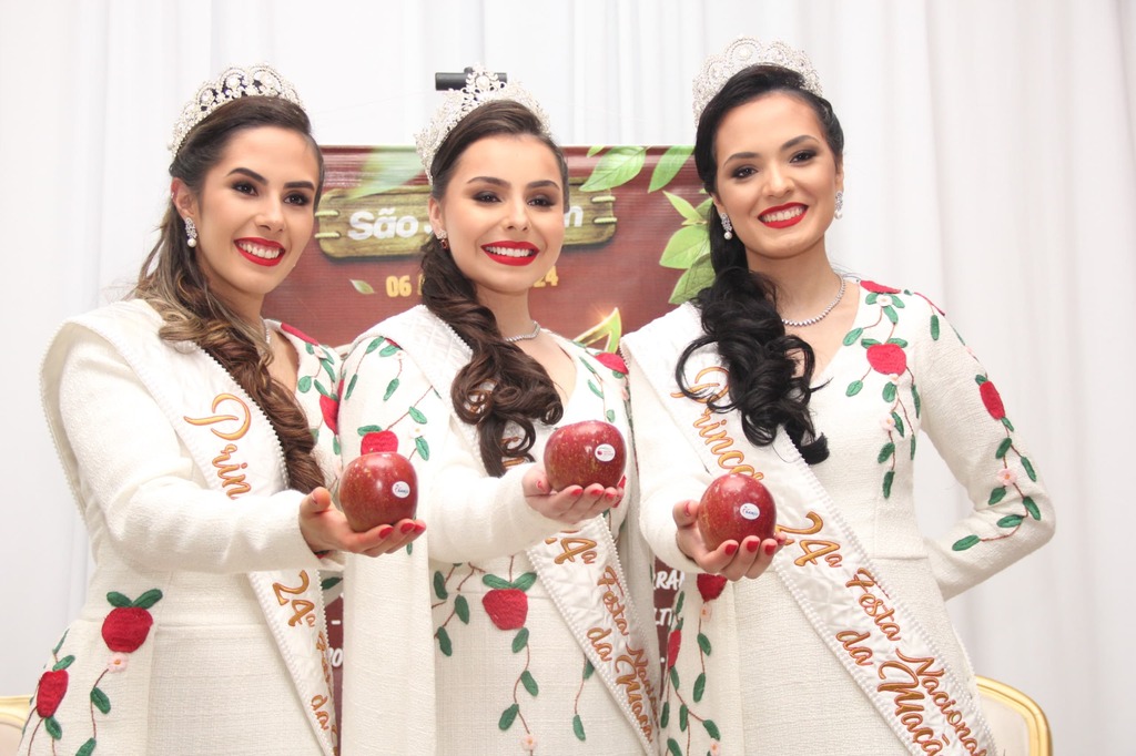 Soberanas da 24ª Festa Nacional da Maçã são coroadas no dia do aniversário de São Joaquim