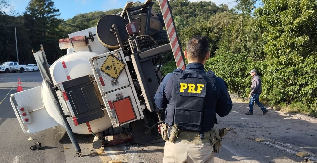Caminhão carregado com material explosivo tomba na BR-158 em Itaara