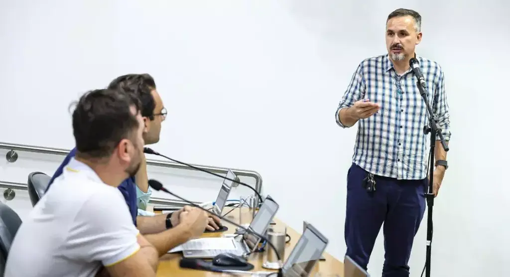 Pessoas em situação de rua inibem clientes, diz sindicato de supermercados