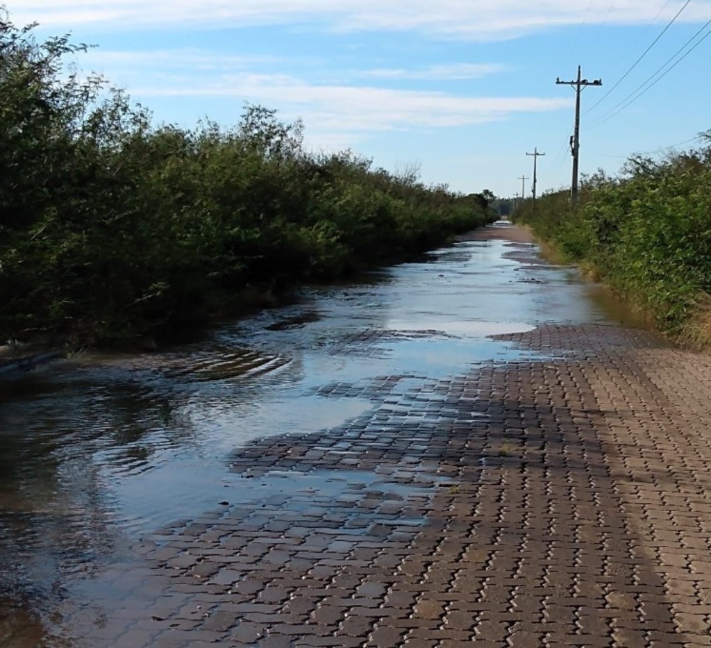 Everaldo Jaques - PMU - Com o aumento no nível do rio Uruguai, parte da estrada estadual ficou inundada