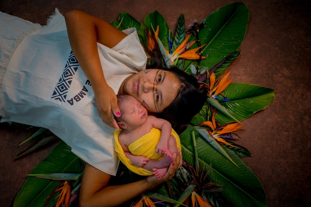 Fotógrafo registra imagens de bebê indigena Yumi e sua mãe