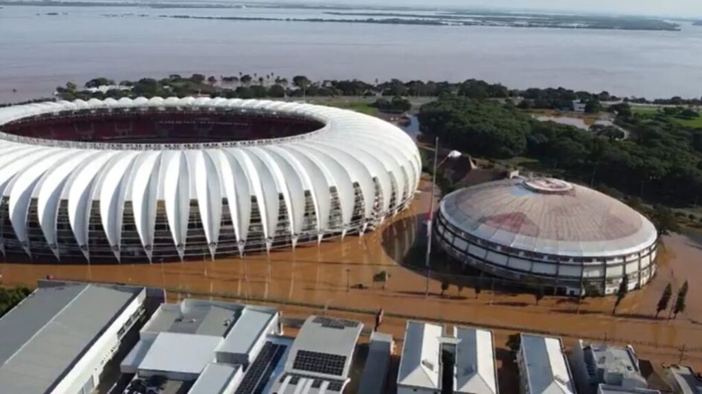 Estádios de Inter e Grêmio ficaram alagados com as enchentes (Foto: Globo, RBS TV, Reprodução) - 