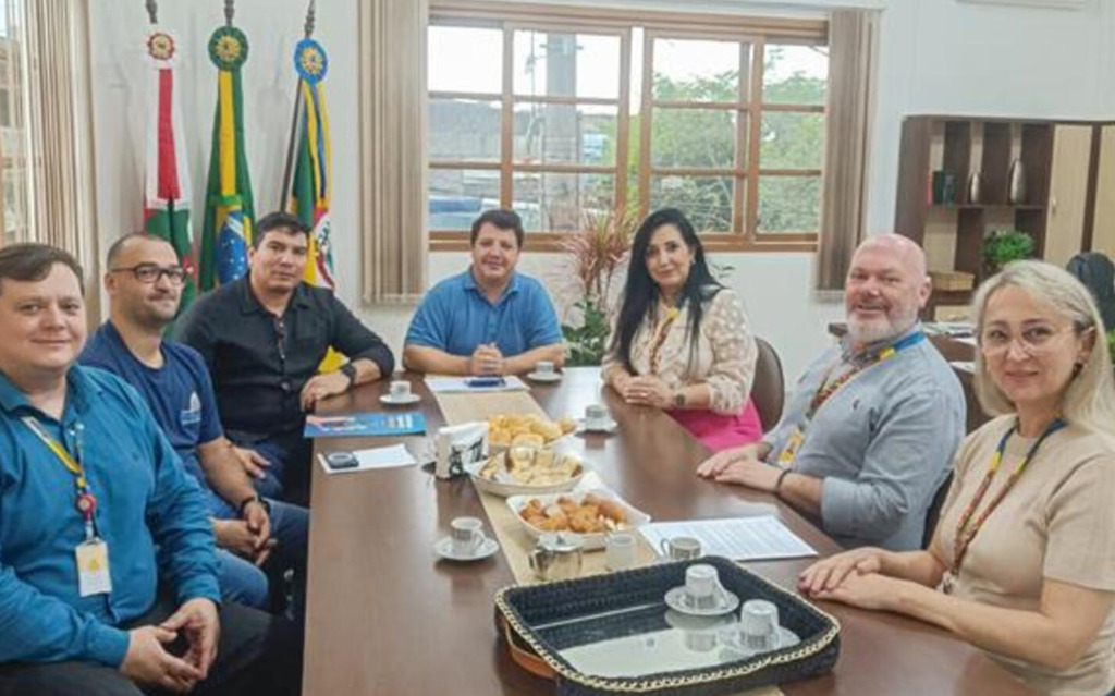 EQUIPE DA PREFEITURA DE PRAIA GRANDE SE REÚNE COM DIRETORIA DOS CORREIOS PARA IMPLANTAÇÃO DE MELHORIA NO SERVIÇO