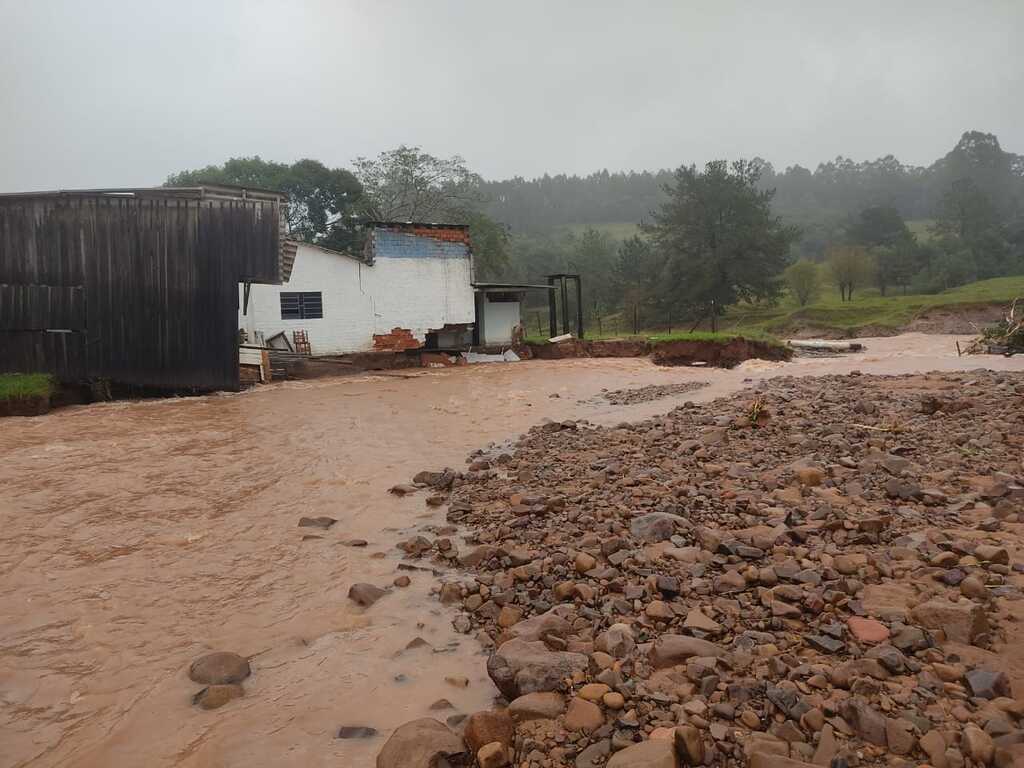 título imagem “Temos algumas estradas que não existem mais, simplesmente sumiram”, diz coordenador da Defesa Civil de Agudo, sobre a situação no município