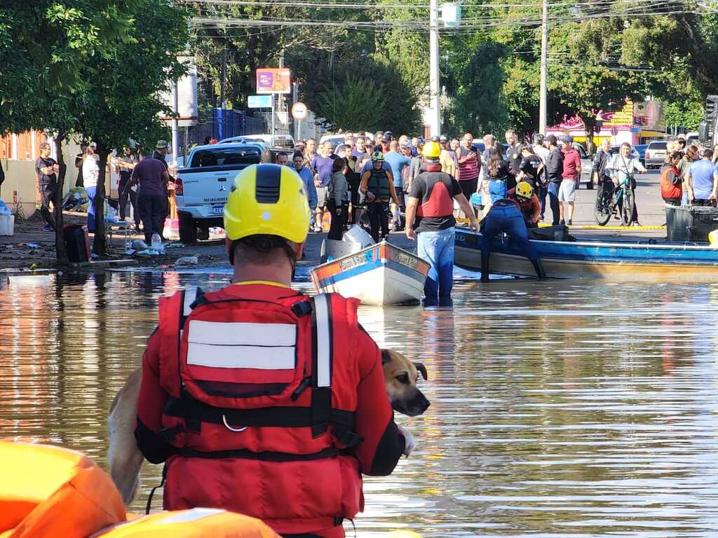 EQUIPES DO CORPO DE BOMBEIROS MILITAR DE SANTA CATARINA JÁ RESGATARAM 2.959 PESSOAS NO RS