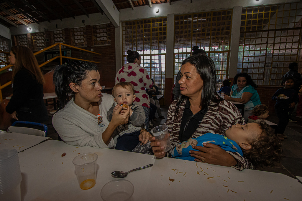 Foto: Volmer Perez - DP - A maioria dos desalojados são famílias com crianças, que têm no abrigo a única opção de refúgio após a água invadir as suas residências