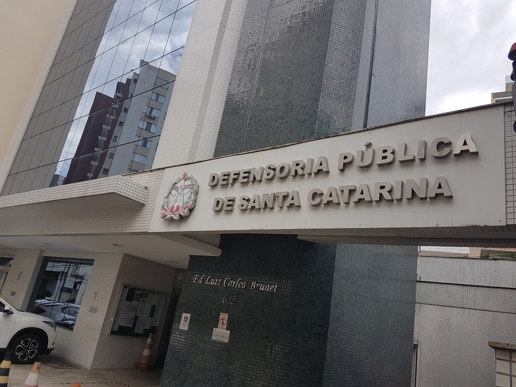 Defensoria Pública de SC pode chegar a 10 órgãos suspensos no Estado pela evasão de defensores