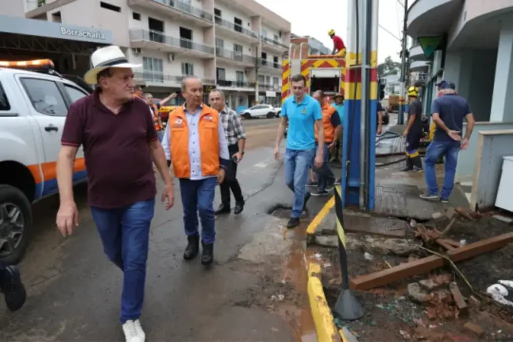 Jorginho Mello critica bloqueio de recursos para prevenção de desastres naturais em SC