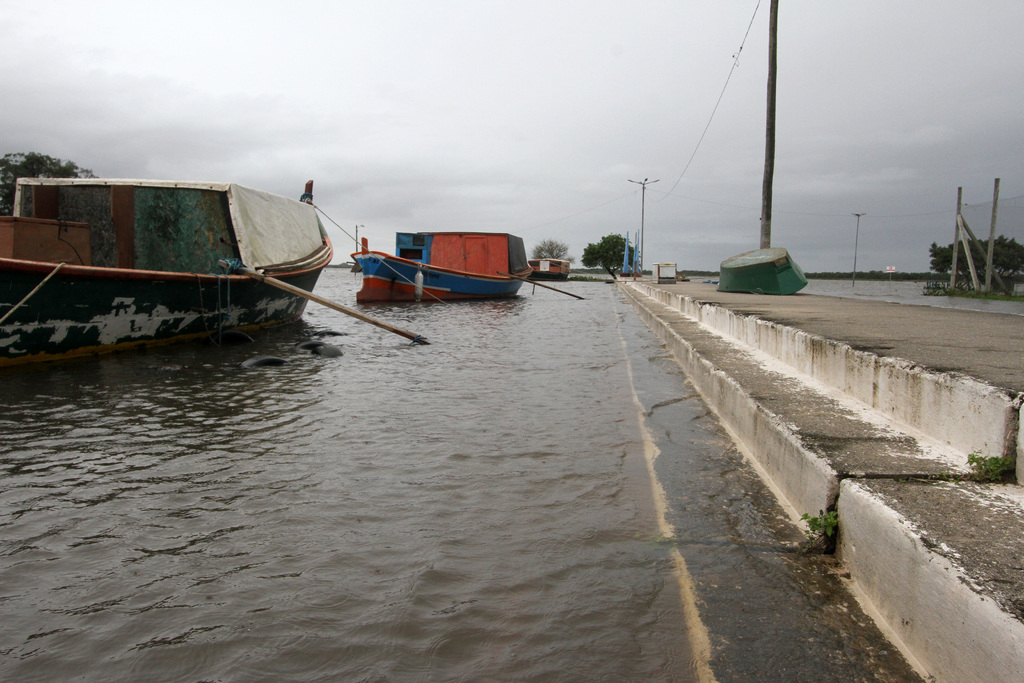Foto: Jô Folha - DP - Canal São Gonçalo, impactado pela Lagoa Mirim, chegou a 2,80m neste domingo