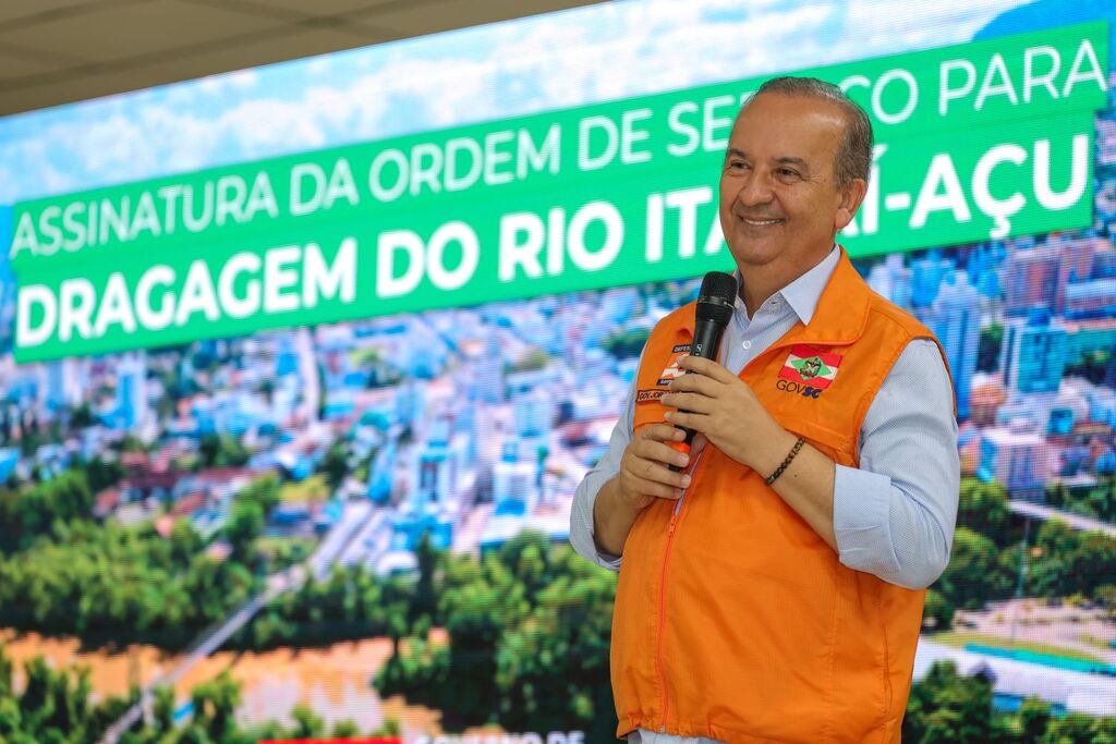 Governo de Santa Catarina investe R$ 16 milhões e inicia dragagem do Rio Itajaí-Açu em Rio do Sul