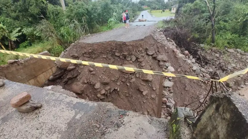  - O rompimento da cabeceira da ponte sobre o rio Pavão aconteceu na tarde deste domingo (12) – Foto: Prefeitura de Praia Grande