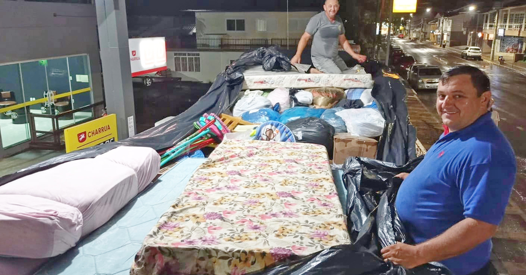 Voluntários de São João do Oeste arrecadam e transportam donativos até o RS