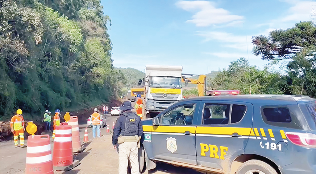 - PRF – Divulgação - O trânsito de veículos continua sendo priorizado para os veículos de resgate