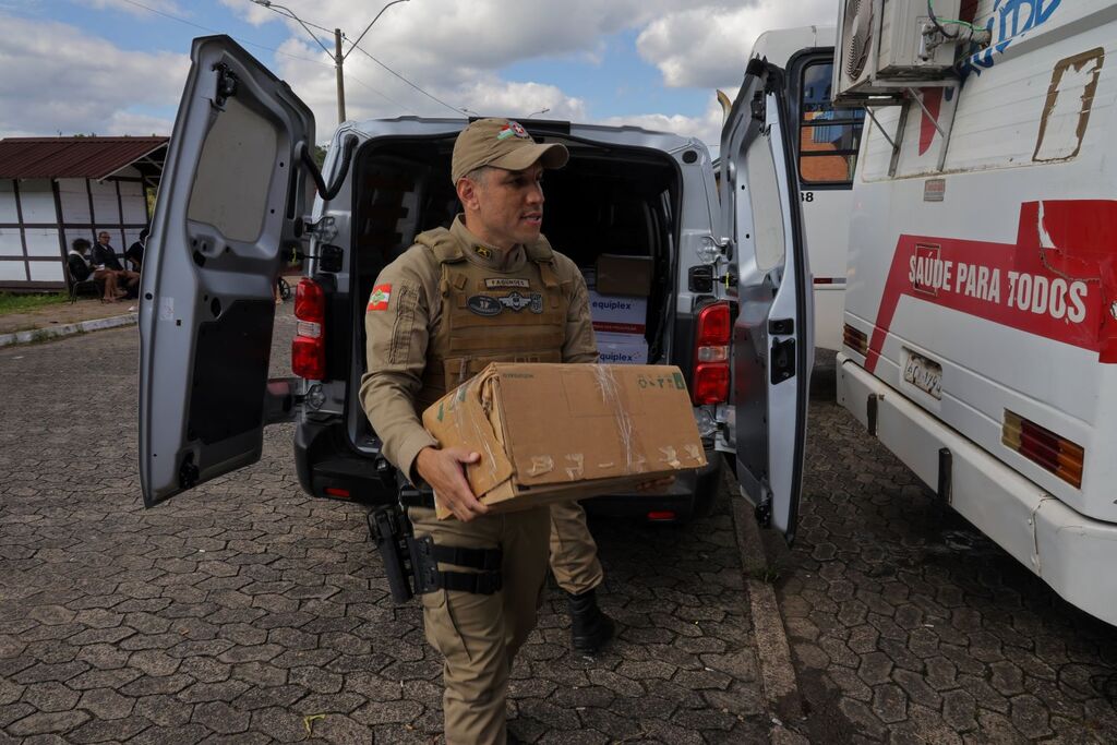 Polícia Militar de Santa Catarina coordena missão para entregar medicamentos em abrigos do RS
