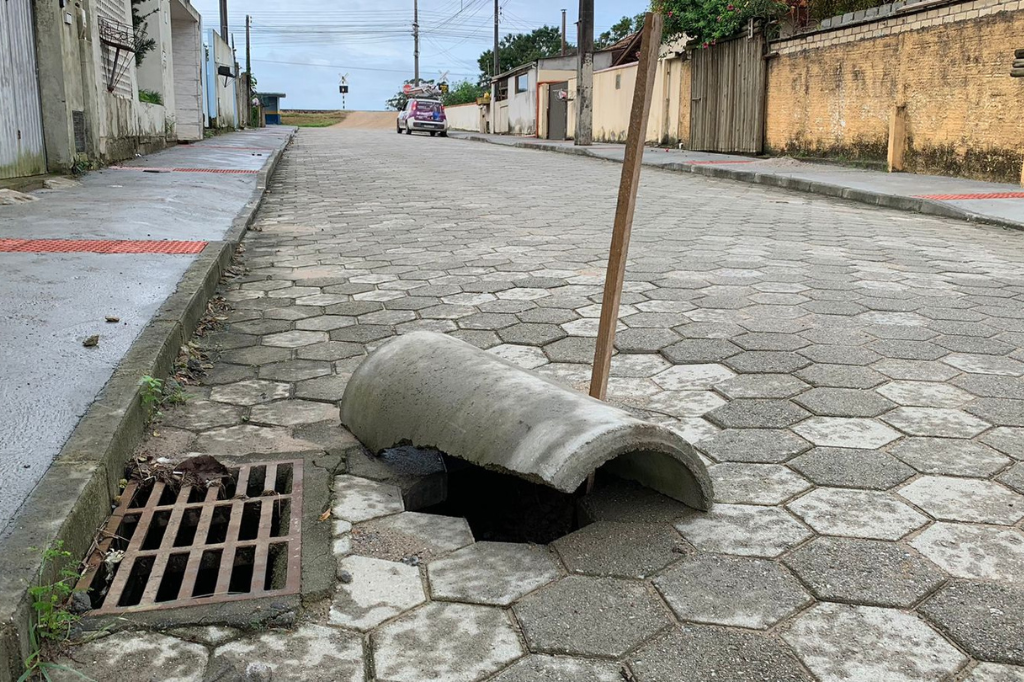 (Imagem Redação RSC) - Rua recém entregue a população apresenta problemas no Campo da Aviação